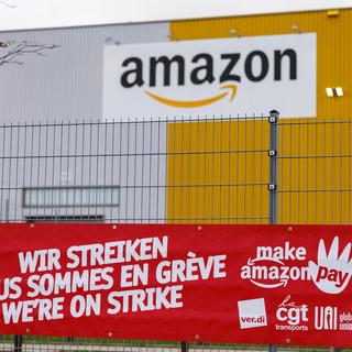 Les salariés d'Amazon sont en grève dans plus d'une trentaine de pays pour le "Black Friday". [Keystone - Christopher Neundorf]