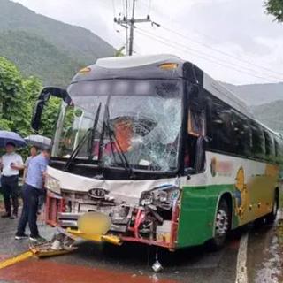 Le bus transportant des scouts suisses a eu un accident mercredi matin sur la route de Séoul, en Corée du Sud. Dix bénévoles ont été légèrement à moyennement blessés. [Pompiers de Suncheon]