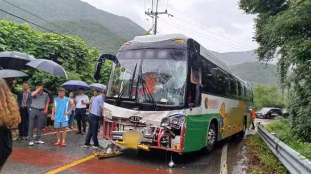 Le bus transportant des scouts suisses a eu un accident mercredi matin sur la route de Séoul, en Corée du Sud. Dix bénévoles ont été légèrement à moyennement blessés. [Pompiers de Suncheon]