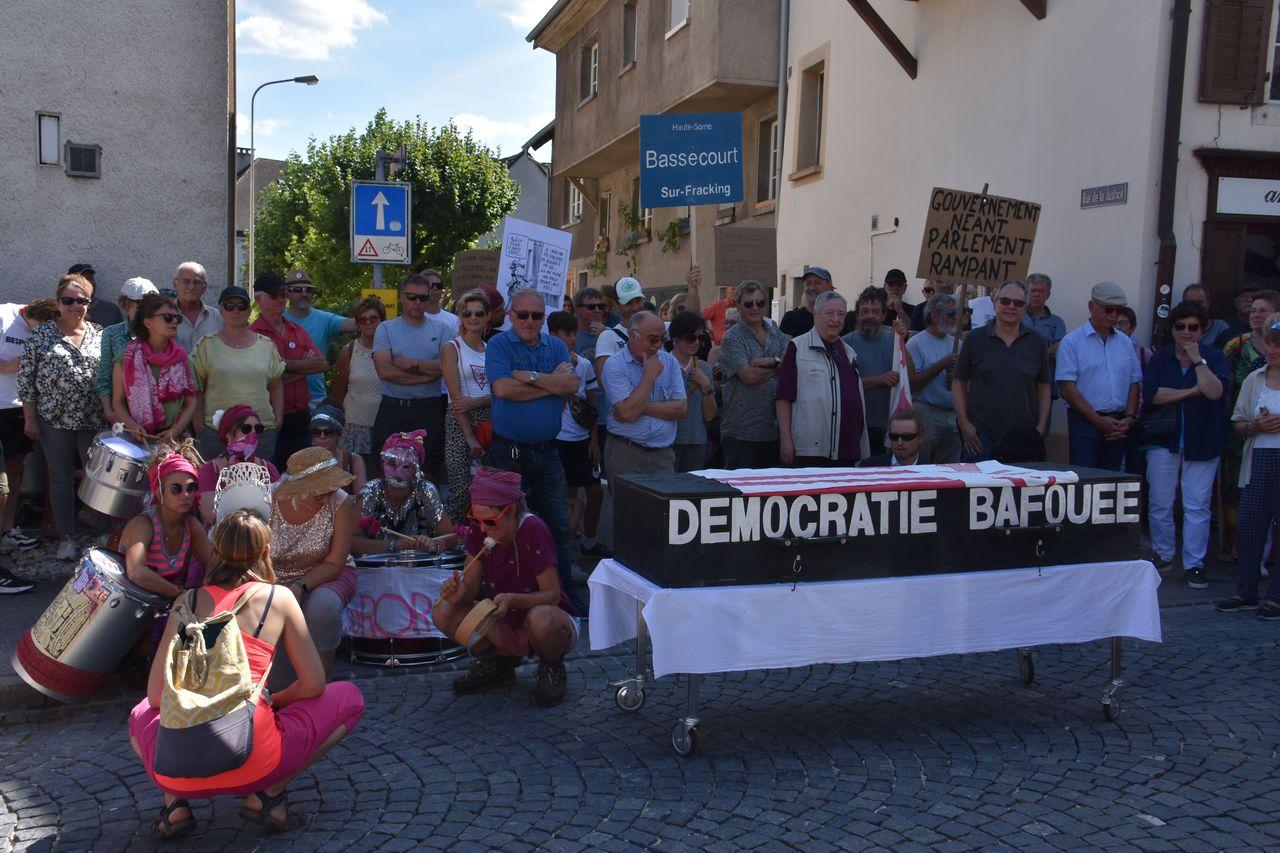 A Delémont, 1000 manifestants s'opposent au projet de géothermie profonde. [RTS - Gaël Klein]