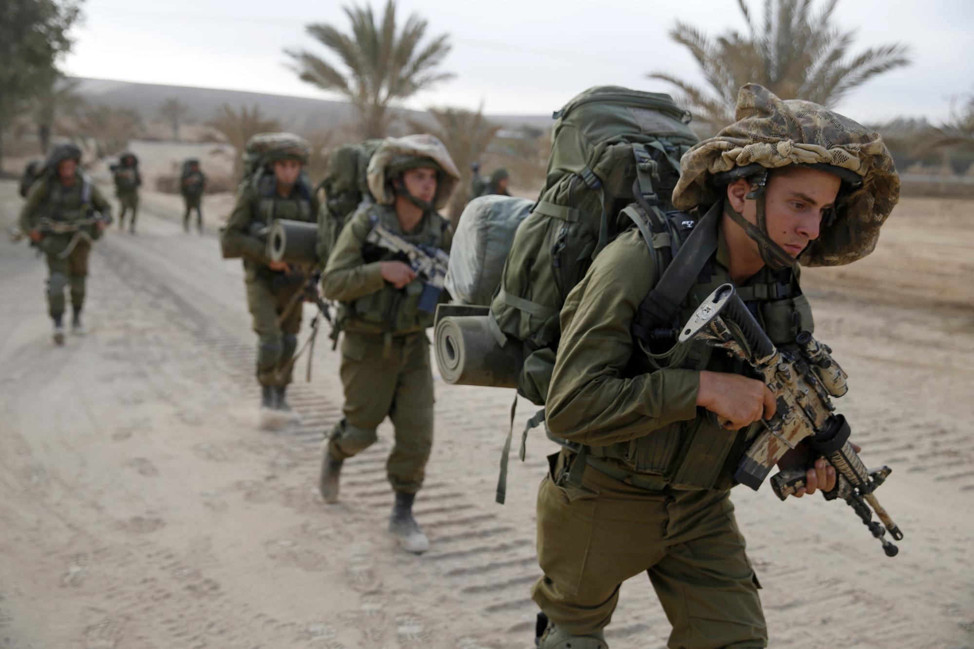 Des soldats israéliens marchent en direction de la bande de Gaza, au mois d'août 2014. [reuters - Baz Ratner]