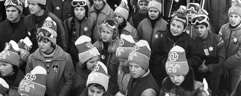 Ecoliers coiffés du célèbre bonnet bleu-blanc-rouge en janvier 1977 à Zurich. [Keystone]