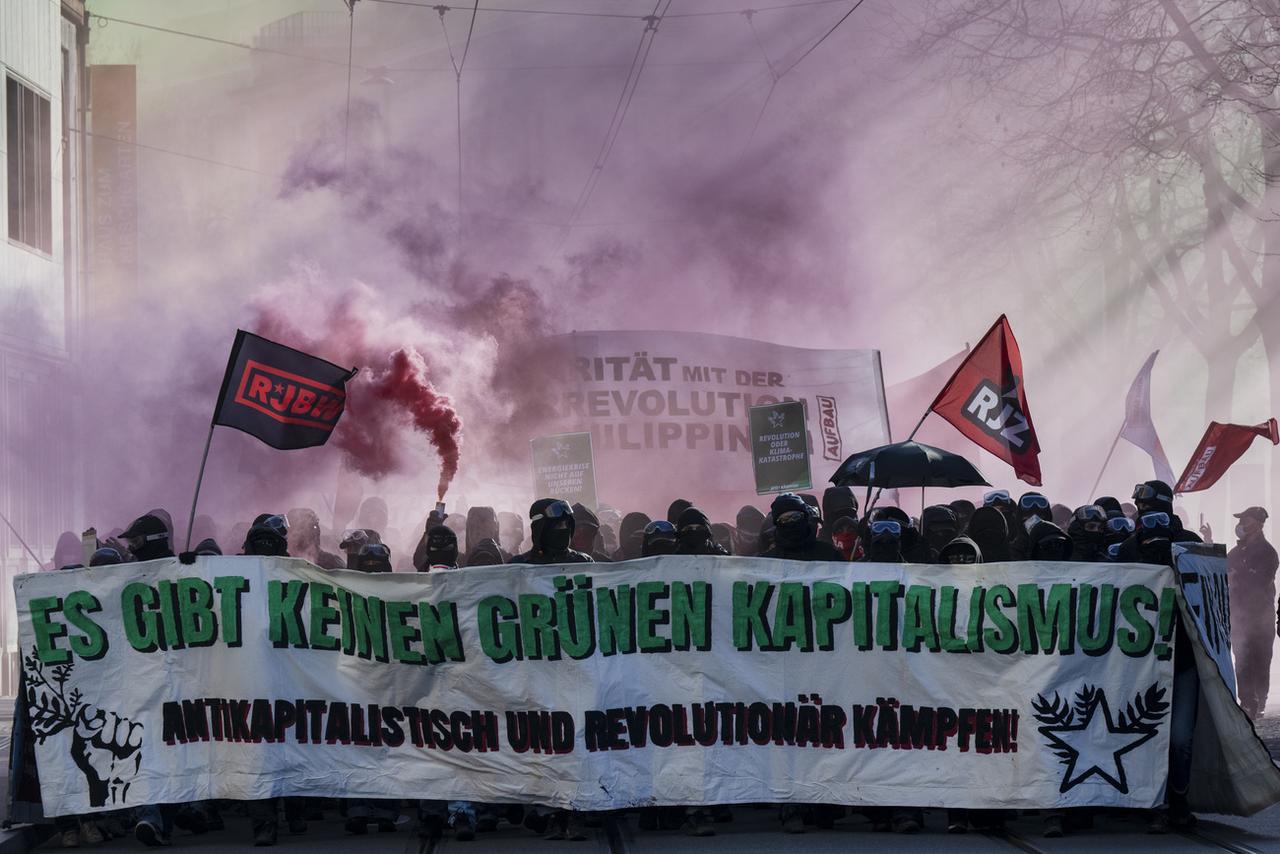 "Il n'y a pas de capitalisme vert", pouvait-on lire sur les banderoles de la manifestation. [Keystone - Georgios Kefalas]