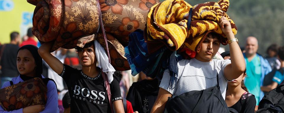 Des Palestiniens qui fuient le nord de Gaza se déplacent vers le sud alors que les chars israéliens s'enfoncent plus profondément dans l'enclave. [reuters - Ibraheem Abu Mustafa]