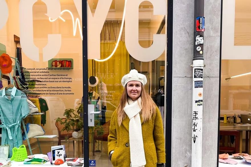 Katia Vladimirova devant l'Upcyclerie de Genève, qui donne une seconde vie aux vêtements usagés. La chercheuse a dressé la carte des magasins genevois qui privilégient la réutilisation des matériaux et la réduction des déchets. [swissinfo.ch]