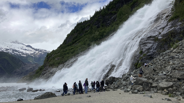 En Alaska, l'afflux de touristes coïncide avec la rapidité du réchauffement climatique qui touche l'État nord-américain. [Keystone/AP Photo - Becky Bohrer]