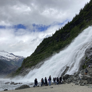 En Alaska, l'afflux de touristes coïncide avec la rapidité du réchauffement climatique qui touche l'État nord-américain. [Keystone/AP Photo - Becky Bohrer]
