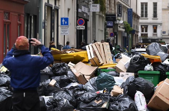 Des scènes de rue immortalisées par les passants. [AFP - Stefano Rellandini]