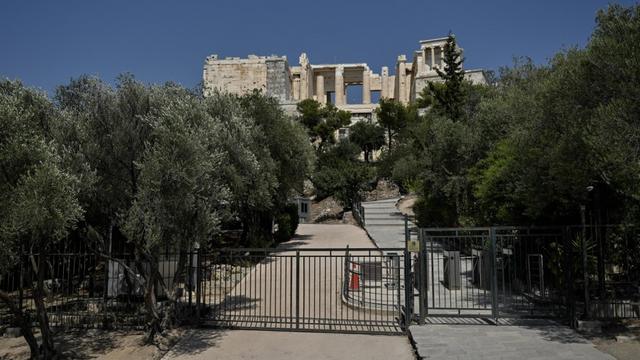 Tous les sites archéologiques dont la célèbre Acropole d'Athènes vont garder portes closes aux heures les plus chaudes jusqu'à dimanche. [AFP - Louisa Gouliamaki]
