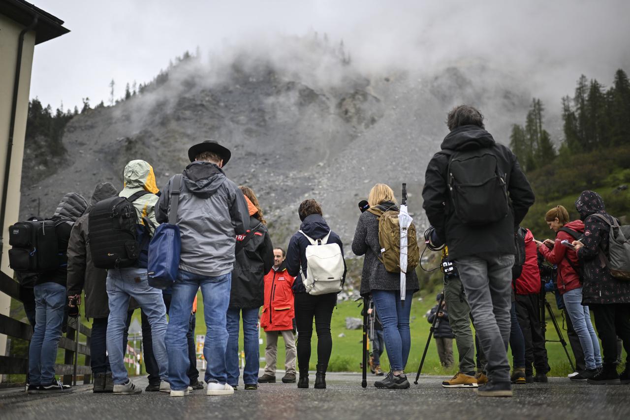 L'évacuation de Brienz a attiré de nombreux médias internationaux. [Keystone - Gian Ehrenzeller]