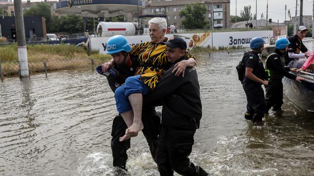 Une habitante de Kherson évacuée par les secours. [Keystone - EPA/Mykola Tymchenko]