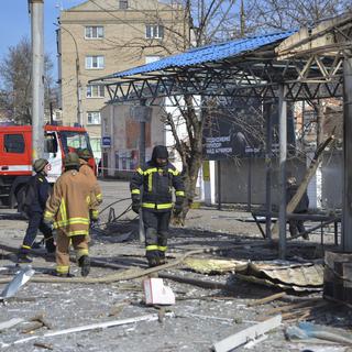 Un arrêt de bus détruit par un obus jeudi à Kherson. [Keystone - EPA/Ivan Antypenko]