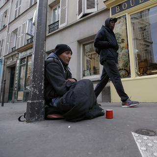 À Paris, les personnes sans-abris et migrantes africaines sont cruellement expulsée sous prétexte d'un "nettoyage" social avant l'organisation des Jeux Olympiques de Paris en 2024. [Keystone/AP Photo - Francois Mori]
