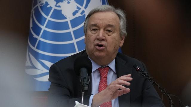 Le Secrétaire général des Nations Unies, Antonio Guterres, s'adresse aux journalistes lors d'une conférence de presse, à Bagdad, en Irak, le 1er mars 2023. [Keystone - AP Photo/Hadi Mizban]