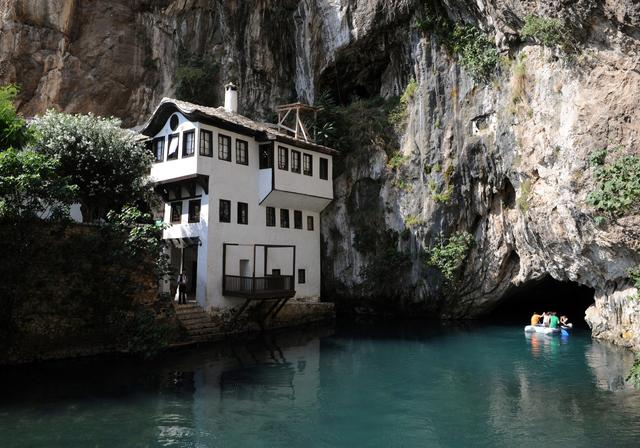 Une grotte sur la rivière Buna à Blagaj, en Bosnie, à côté d'un monastère derviche datant du 16ème siècle. [AFP - Hrvoje Polan]