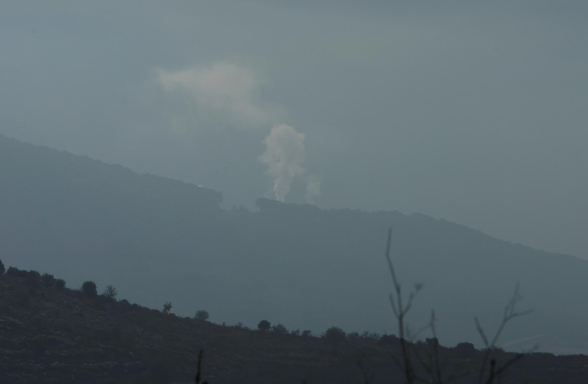 De la fumée s'élève du village d'Halta, au sud du Liban. [Reuters - Aziz Taher]