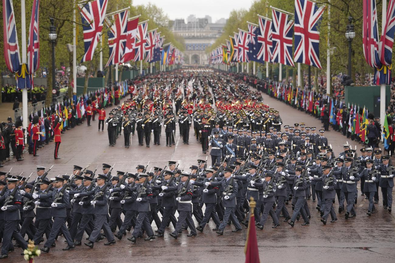 Le couple royal est escorté par 4000 militaires en tenue d'apparat. [KEYSTONE - VADIM GHIRDA]