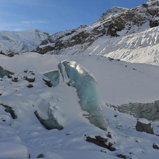 Visite d’une grotte au cœur du glacier de Zinal en compagnie du géologue Thierry Basset. Un sujet de Cécile Guérin pour l'émission CQFD du 14 janvier 2015. [Thierry Basset]