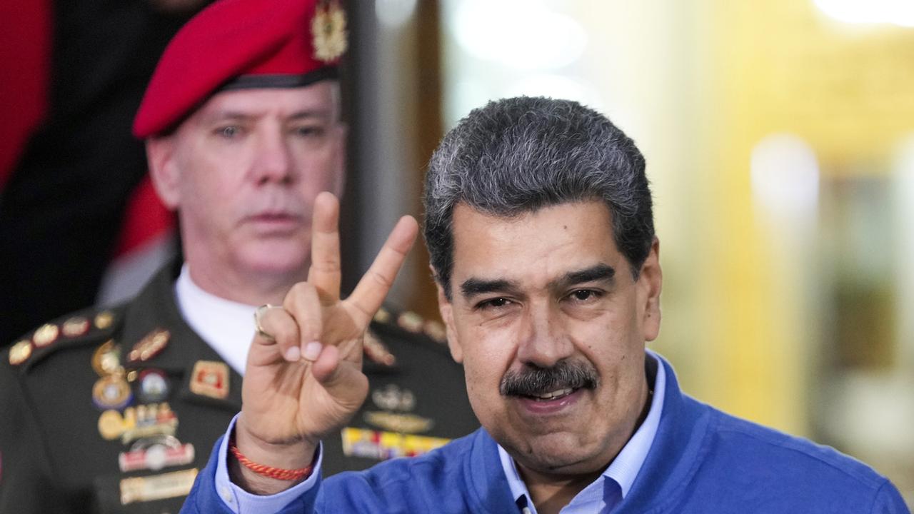 Le président vénézuélien Maduro fait le signe de la victoire au palais présidentiel de Miraflores à Caracas, au Venezuela, le 20 décembre 2023. [Keystone - AP Photo/Matias Delacroix]