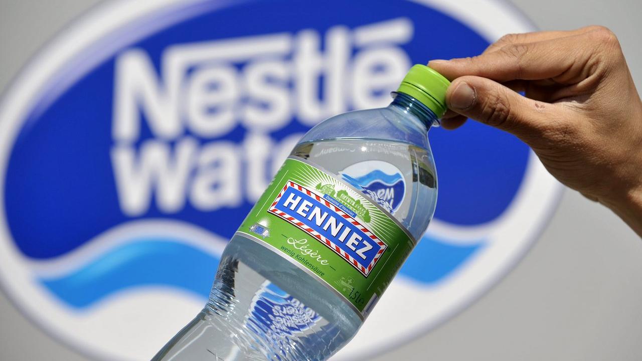 Une manifestation dénonce la privatisation de l'eau à Vevey, proche du siège de Nestlé. [Keystone - Laurent Gillieron]