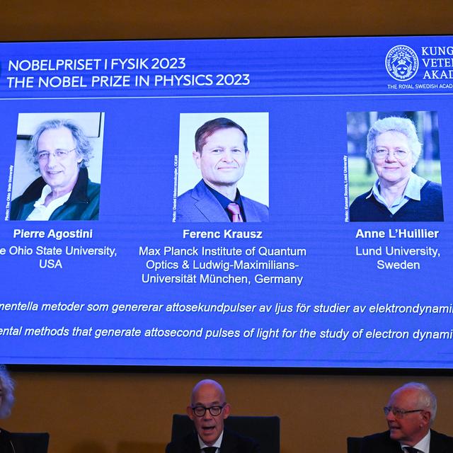 Les trois chercheurs récompensés par le Prix Nobel de physique 2023, lors de la cérémonie d'annonce du prix à l'Académie royale des sciences à Stockholm en Suède (03.10.23). [AFP - Jonathan Nackstrand]