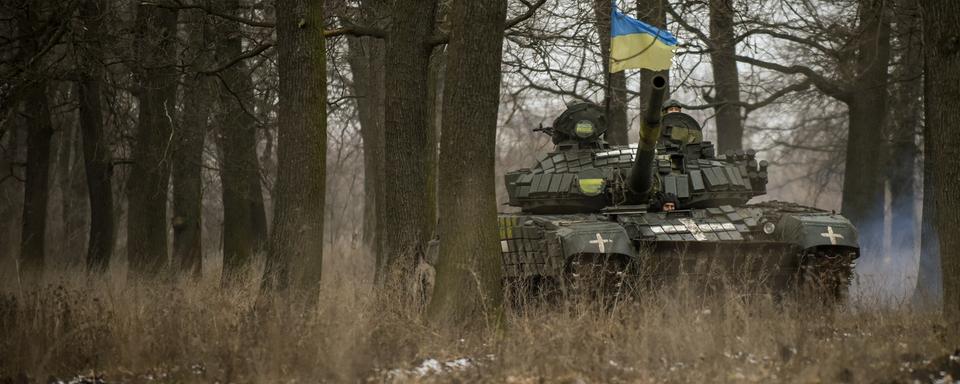 Un blindé ukrainien dans la région de Donetsk. [Keystone - EPA/Oleg Petrasyuk]