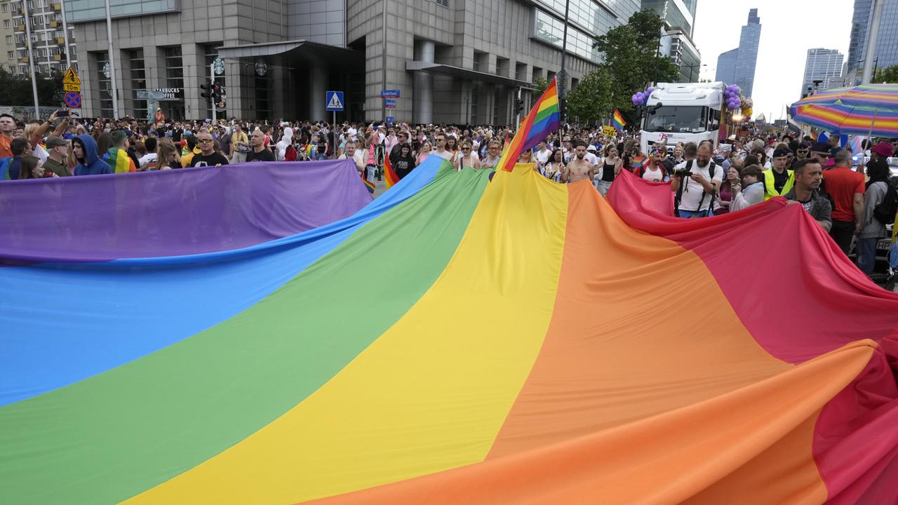 Pologne, grande marche de soutien aux personnes LGBTQIA+. [Keystone - Czarek Sokolowski]