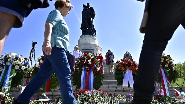 Des gens passent devant le Mémorial soviétique à Treptow, Berlin, le 9 mai 2023. [AFP - John MacDougall]