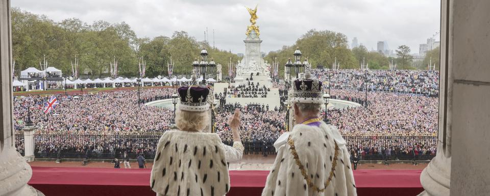 Samedi 6 mai: enfin roi et reine! Charles III et Camilla au balcon du palais de Buckingham, point d'orgue d'une journée de couronnement historique.