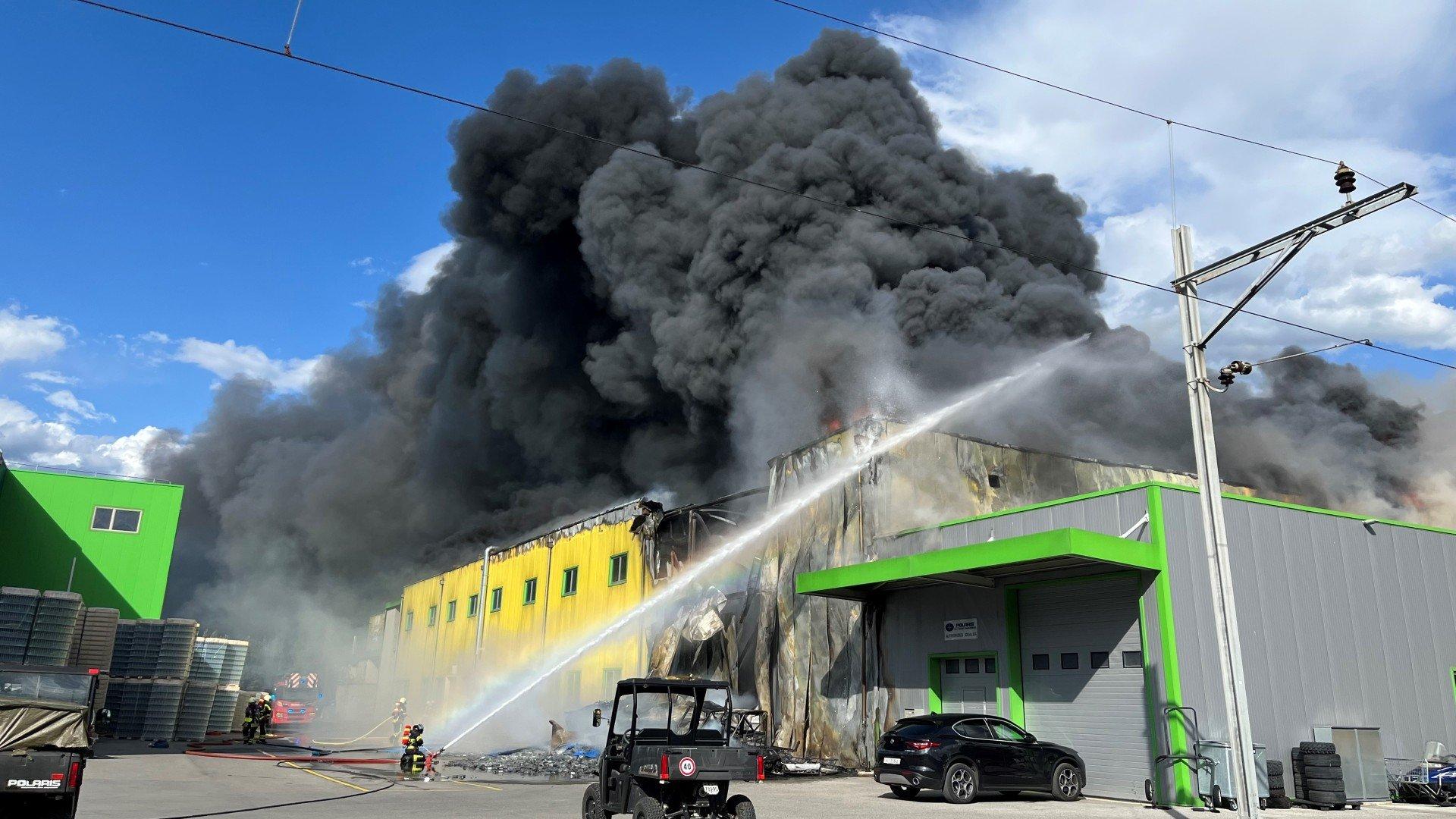 Jeudi 6 juillet: un important incendie dans la zone industrielle de Vétroz (VS). [Police cantonale valaisanne]