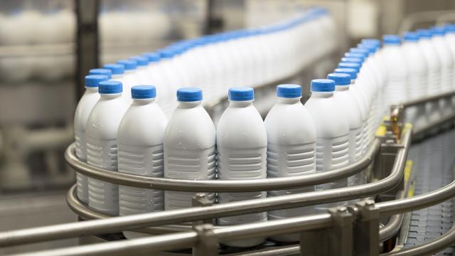 Le lait sera bientôt vendu dans des bouteilles en PET (image d'illustration). [Keystone - Christian Beutler]