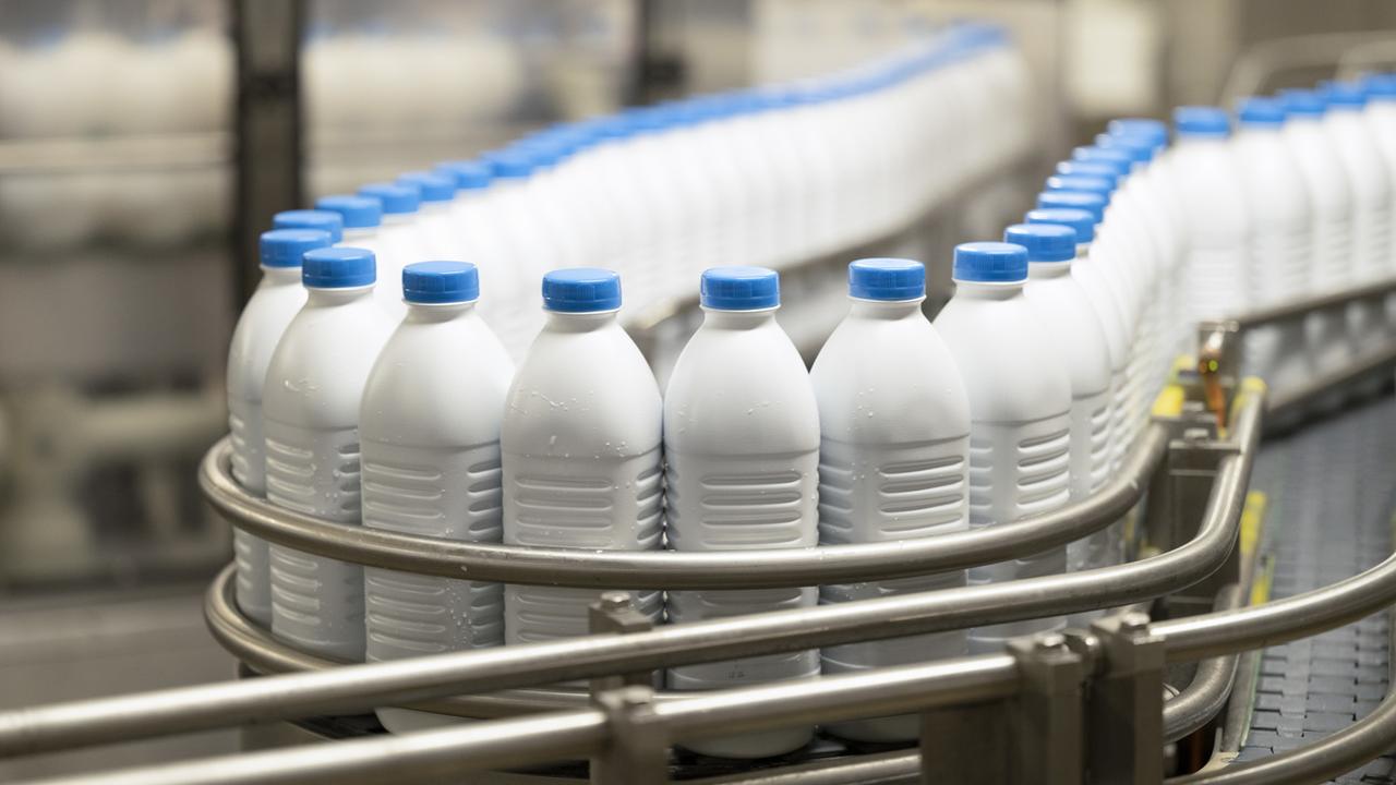 Le lait sera bientôt vendu dans des bouteilles en PET (image d'illustration). [Keystone - Christian Beutler]