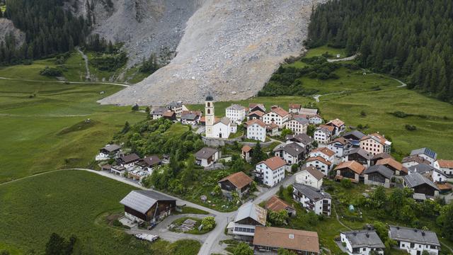 Le village de Brienz a été épargné par un grand éboulement le 16 juin dernier. [Keystone - Michael Buholzer]