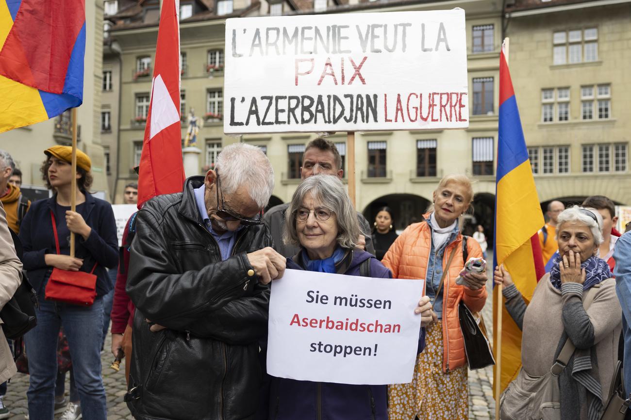 A Berne, des manifestants demandent de stopper l'Azerbaïdjan. [Keystone - Peter Klaunzer]