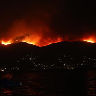 Des feux de forêts dans la région grecque de Corfou. [Keystone/EPA - Stamatis Katapodis]
