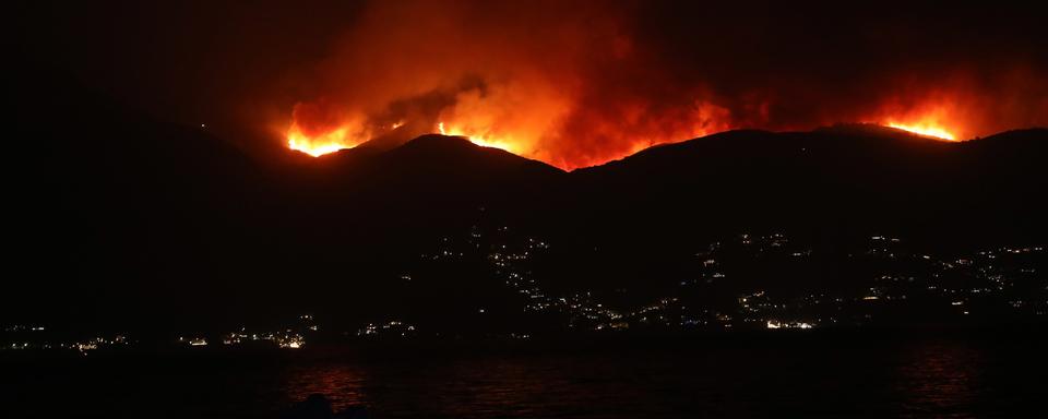 Des feux de forêts dans la région grecque de Corfou. [Keystone/EPA - Stamatis Katapodis]