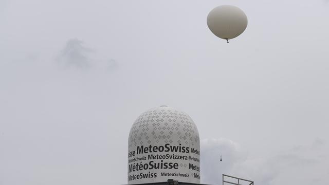 Un ballon-sonde ed MétéoSuisse lâché le 18 mai 2019 à Payerne. [Keystone - Jean-Christophe Bott]