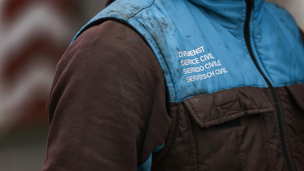 L'uniforme d'un employé du service civil alternatif travaillant pour le Landschaftswerk Biel-Seeland, une entreprise sociale de services durables, dans le canton de Berne, le 9 décembre 2016. [keystone - Christian Beutler]