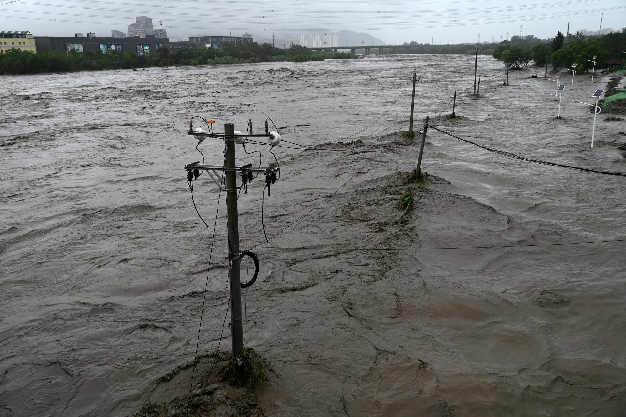 La rivière Yongding en crue, après de fortes pluies dans le district de Mentougou à Pékin, le 31 juillet 2023. [AFP - PEDRO PARDO]