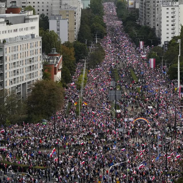 La mairie de Varsovie a annoncé la présence d'un million de manifestants dans les rues. [Keystone/AP Photo - Czarek Sokolowski]