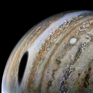 Lors de son quarantième passage rapproché de Jupiter (à 71'000 km), la sonde spatiale Juno a vu Ganymède projeter une grande tache sombre sur la planète, le 25 février 2022. [NASA/JPL-Caltech/SwRI/MSSS - Image processing: Thomas Thomopoulos/CC BY]