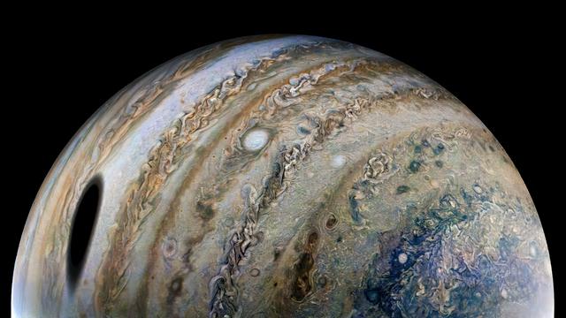 Lors de son quarantième passage rapproché de Jupiter (à 71'000 km), la sonde spatiale Juno a vu Ganymède projeter une grande tache sombre sur la planète, le 25 février 2022. [NASA/JPL-Caltech/SwRI/MSSS - Image processing: Thomas Thomopoulos/CC BY]