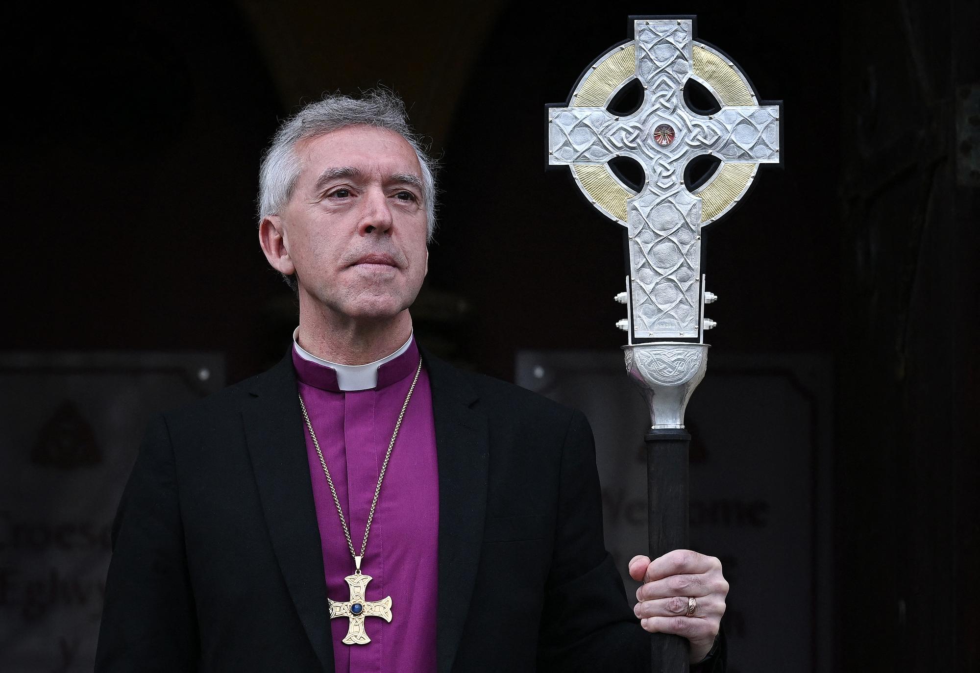 L'archevêque de Galles Andrew John a béni la nouvelle croix devant dignitaires et paroissiens lors d'une cérémonie à Llandudno, dans le nord du Pays de Galles. [AFP - PAUL ELLIS]