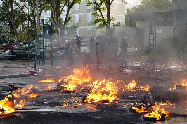 Environ 350 policiers ont été mobilisés mardi à Nanterre, où des incidents se sont produits après le décès du jeune adolescent de 17 ans. [AFP - Zakaria Abdelkafi]