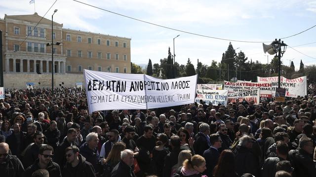 Quelque 7500 personnes, selon la police, ont manifesté leur colère devant le Parlement à Athènes après la catastrophe ferroviaire en Grèce. [Keystone - AP Photo/Yorgos Karahalis]