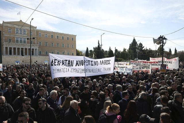 Quelque 7500 personnes, selon la police, ont manifesté leur colère devant le Parlement à Athènes après la catastrophe ferroviaire en Grèce. [Keystone - AP Photo/Yorgos Karahalis]