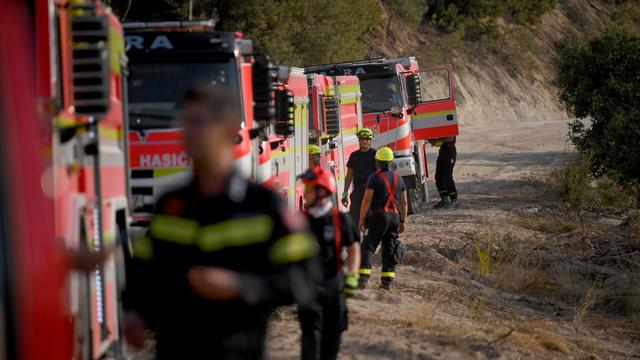 Des pompiers en intervention dans les feux de forêt qui sévissent en Thrace, dans le nord de la Grèce, le 24 août 2023. [EPA/Keystone - Dimitris Alexoudis]