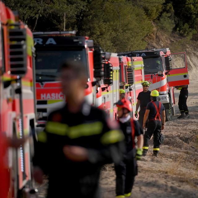 Des pompiers en intervention dans les feux de forêt qui sévissent en Thrace, dans le nord de la Grèce, le 24 août 2023. [EPA/Keystone - Dimitris Alexoudis]