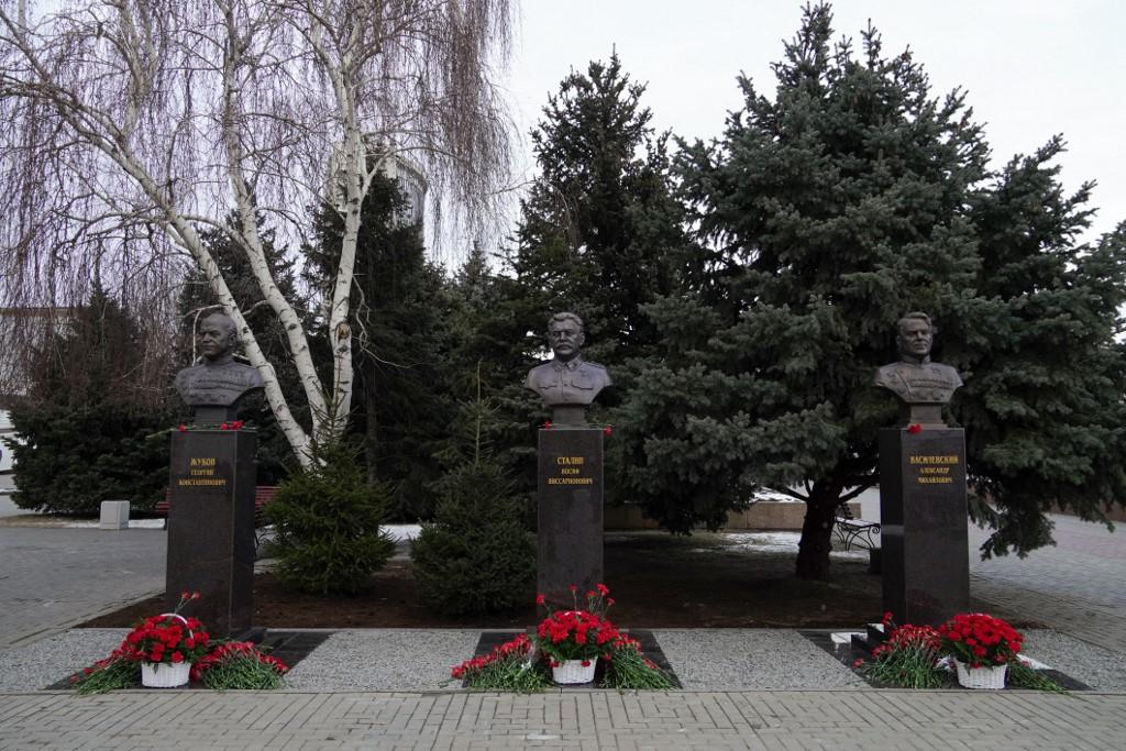 Le buste de Staline aux côtés de ceux de deux chefs militaires célèbres pour leur rôle dans la bataille de Stalingrad, Gueorgui Joukov et Alexandre Vassilievski. [AFP - STRINGER]