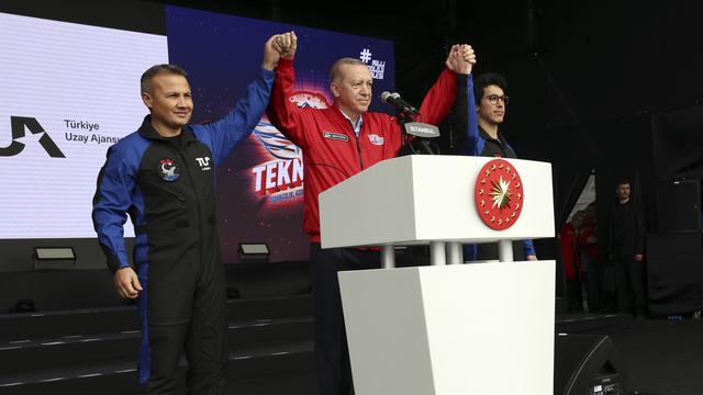 Erdogan, encore pâle, s'est présenté en combinaison rouge de pilote au salon aéronautique Teknofest à Istanbul. [Keystone - Turkish Presidency]